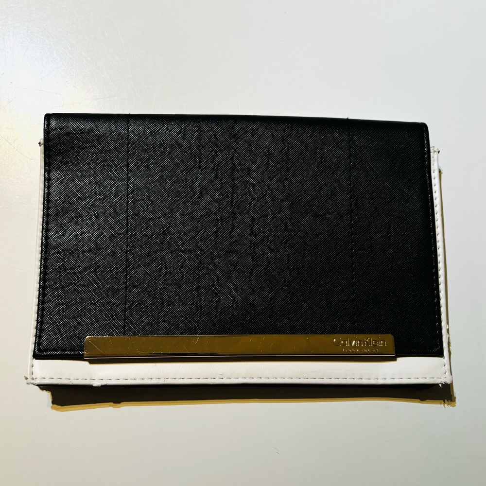 CALVIN KLEIN Black and White Leather Cluth
